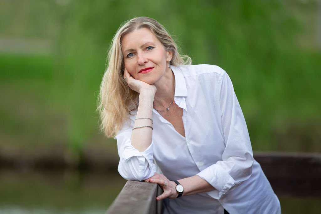 Idősebb nő nyugodt sétán a természetben